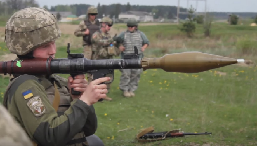 Οι στρατιώτες του Ουκρανικού Στρατού προπονούνται στις εκτοξεύσεις πυραύλων (βίντεο)